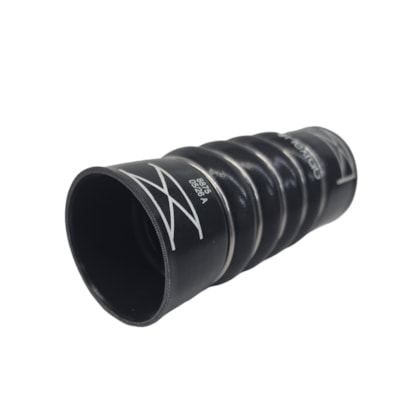 FLEXFAB | 23B145593G | MANGUEIRA INTERCOOLER 63,5X63,5X180MM LADO FRIO VW NOVO DELIVERY| MICRO ONIBUS MOTOR EURO 6 (PRETA)