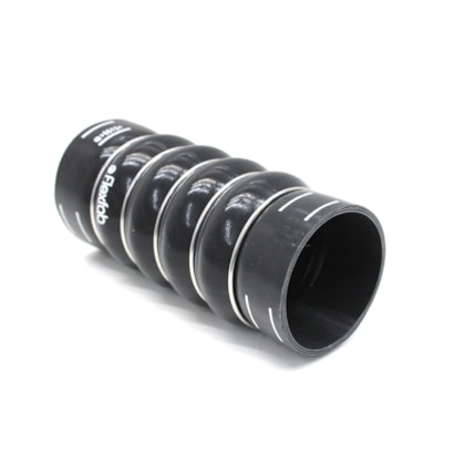 FLEXFAB | A3845289282 | MANGUEIRA INTERCOOLER 80X85X215MM MB 1618/1620/1621 MOTOR OM366LA PRETA 5 ANEIS (LADO FRIO) (SEM ABRACADEIRA)