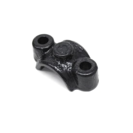 MAN LATIN AMERICA | 23B411239 | SUPORTE/ABRACADEIRA INFERIOR BUCHA BARRA ESTABILIZADORA DIANTEIRA VW NOVO DELIVERY 9170/11180/13180