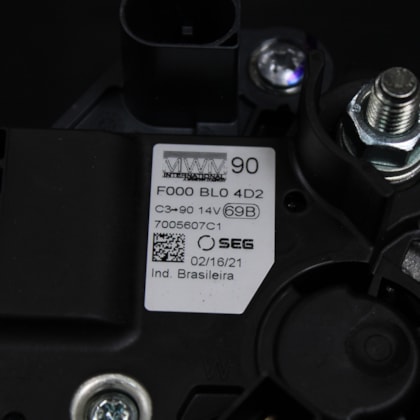 MWM | 7005607C1E | ALTERNADOR 14V/90A COM POLIA 8PK AGRALE/VW MOTOR MWM X10 (2 FUROS FIXACAO)