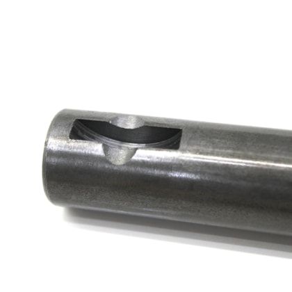 SUK PARTS | SUK340 | EIXO GARFO ACIONAMENTO EMBREAGEM AGRALE VOLARE MA12/MA15/W12 | VOLVO/IVECO (COM RASGO PARA TRAVA ARRUELA OU PARAFUSO)