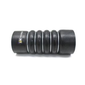 VALMAN | VMM71001 | MANGUEIRA INTERCOOLER 80X85X220MM MB 1618/1620/1621 MOTOR OM366LA PRETA 5 ANEIS (LADO FRIO) (SEM ABRACADEIRA)